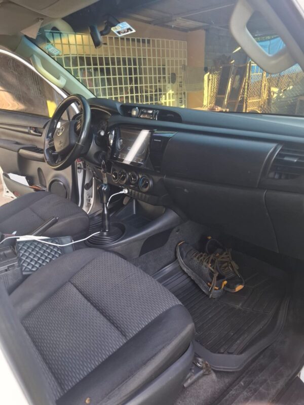 TOYOTA HILUX 2019 - MANUAL - Image 4